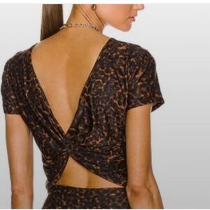 Beyond Yoga Printed featherweight twist out cropped tee chai tortoise Medium